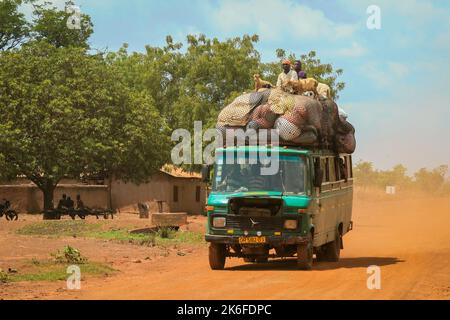 Accra, Ghana - 01. April 2022: Farbenfroher öffentlicher Minibus aus Afrika auf der Dusty Road im Herzen Ghanas Stockfoto