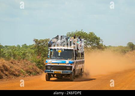 Accra, Ghana - 01. April 2022: Farbenfroher öffentlicher Minibus aus Afrika auf der Dusty Road im Herzen Ghanas Stockfoto