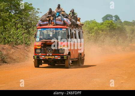 Accra, Ghana - 01. April 2022: Farbenfroher öffentlicher Minibus aus Afrika auf der Dusty Road im Herzen Ghanas Stockfoto