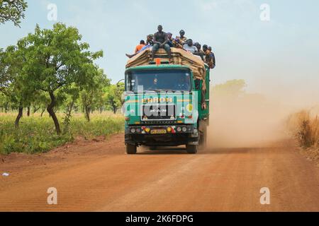 Accra, Ghana - 01. April 2022: Farbenfroher öffentlicher Minibus aus Afrika auf der Dusty Road im Herzen Ghanas Stockfoto