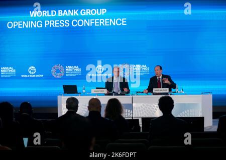 Washington, USA. 14. Oktober 2022. Der Präsident der Weltbank, David Malpass (R), spricht am 13. Oktober 2022 auf einer Pressekonferenz in Washington, DC, USA. Die Weltwirtschaft steht einer Rezession „gefährlich nahe“, da die Inflation weiterhin hoch bleibt, die Zinsen steigen und die wachsende Schuldenlast die Entwicklungsländer trifft, sagte David Malpass am Donnerstag. Quelle: Liu Jie/Xinhua/Alamy Live News Stockfoto