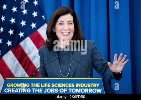 13. Oktober 2022, New York City, New York, USA: KATHY HOCHUL (D), Gouverneurin des Bundesstaates New York, spricht auf einer Pressekonferenz, auf der Pläne für die Schaffung des Science Park and Research Campus Kips Bay bekannt gegeben werden, einem Arbeitsplatz- und Bildungszentrum für Gesundheit und Biowissenschaften. (Bild: © Michael Brochstein/ZUMA Press Wire) Stockfoto