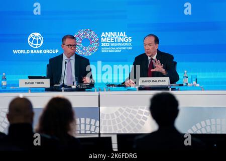 Washington, USA. 14. Oktober 2022. Der Präsident der Weltbank, David Malpass (R), spricht am 13. Oktober 2022 auf einer Pressekonferenz in Washington, DC, USA. Die Weltwirtschaft steht einer Rezession „gefährlich nahe“, da die Inflation weiterhin hoch bleibt, die Zinsen steigen und die wachsende Schuldenlast die Entwicklungsländer trifft, sagte David Malpass am Donnerstag. Quelle: Liu Jie/Xinhua/Alamy Live News Stockfoto