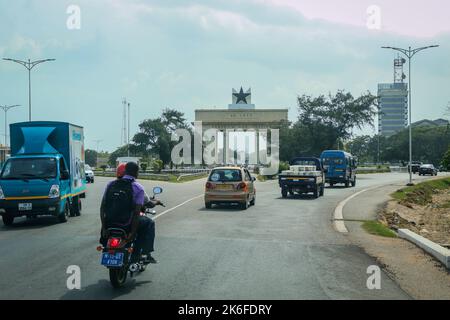 Accra, Ghana - 01. April 2022: Unabhängigkeitsbogen auf dem Black Star Square in der afrikanischen Hauptstadt Accra Stockfoto