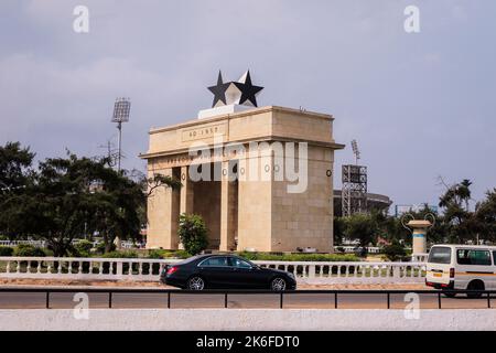 Accra, Ghana - 01. April 2022: Unabhängigkeitsbogen auf dem Black Star Square in der afrikanischen Hauptstadt Accra Stockfoto