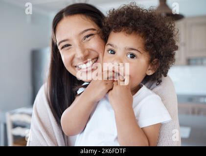 Es ist einfach perfekt. Eine junge Mutter, die ihre Tochter zu Hause hält. Stockfoto