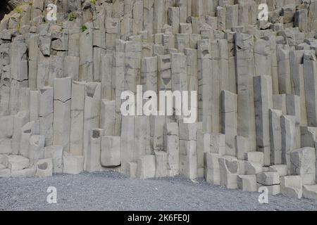 Die Basaltsäulen am Strand von Reynisfjara, Insel Stockfoto