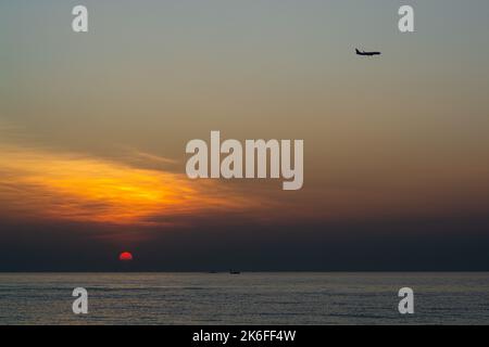 Sonnenuntergang am längsten Strand der Welt in Cox's Bazar, Bangladesch Stockfoto