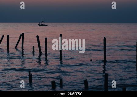 Sonnenuntergang am längsten Strand der Welt in Cox's Bazar, Bangladesch Stockfoto