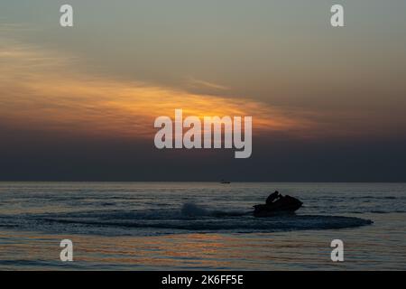 Sonnenuntergang am längsten Strand der Welt in Cox's Bazar, Bangladesch Stockfoto