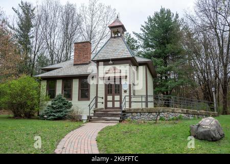 Newtonville, New York, Vereinigte Staaten von Amerika – 26. April 2017. Verdoy Schoolhouse, auch bekannt als District No. 7 Schoolhouse, in Newtonville in Alba Stockfoto