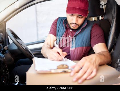 Füllen Sie die Unterlagen aus. Ein hübscher, junger männlicher Kurier, der Lieferungen machte. Stockfoto