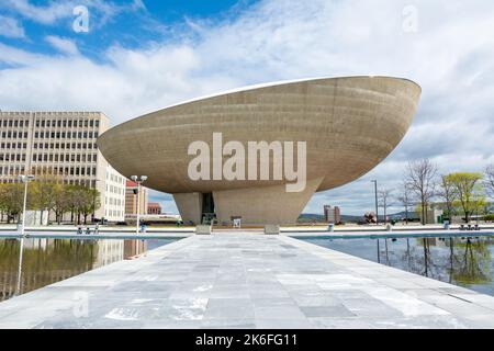 Albany, New York, Vereinigte Staaten von Amerika – 26. April 2017. The Egg Building, ein Veranstaltungsort für darstellende Kunst, am Empire State Plaza Complex in Albany, N Stockfoto