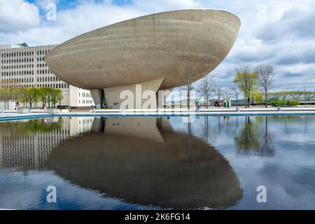 Albany, New York, Vereinigte Staaten von Amerika – 26. April 2017. The Egg Building, ein Veranstaltungsort für darstellende Kunst, am Empire State Plaza Complex in Albany, N Stockfoto