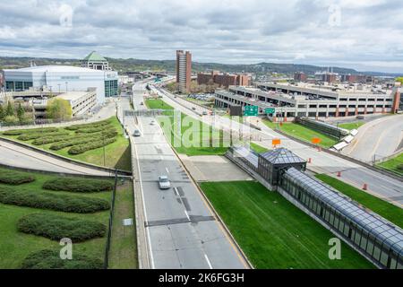 Albany, New York, Vereinigte Staaten von Amerika – 26. April 2017. Blick vom Empire State Plaza in Albany auf den Hudson River. Die Ansicht integrieren Stockfoto