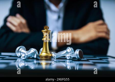 Teamleiter. goldener König mit silbernem Schachstück auf Schachbrett Spiel Wettbewerb auf Business-Mann Hintergrund, Schachmatt, Schachkampf, Sieg, Erfolg Stockfoto