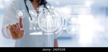 Ärztin Hand zeigt berührende Daten digitale Symbol Hologramm und medizinische Grafik im Labor auf Krankenhaushintergrund, Virusausbruch, Stockfoto