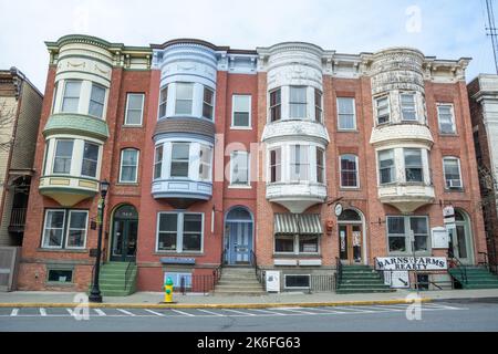 Hudson, New York, Vereinigte Staaten von Amerika – 26. April 2017. Viktorianisches Stadthaus in historischem Gebäude mit Erkerfenstern in der Warren Street 512-516 in Hu Stockfoto