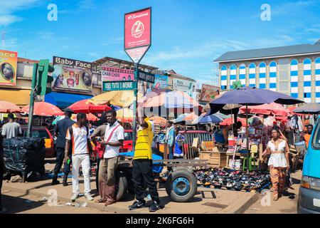 Kumasi, Ghana - 04. April 2022: Geschäftige Straße in der Nähe des Ghana Central Market in Kumasi Stockfoto