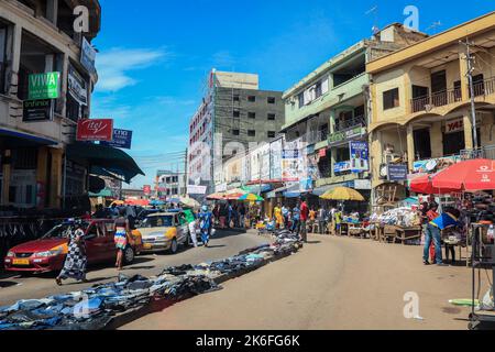 Kumasi, Ghana - 04. April 2022: Geschäftige Straße in der Nähe des Ghana Central Market in Kumasi Stockfoto