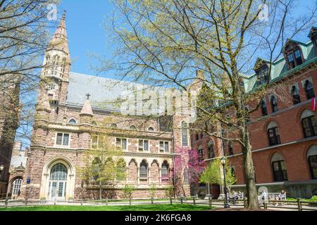 New Haven, Connecticut, Vereinigte Staaten von Amerika – 28. April 2017. Battell Chapel und Farnam Hall im Old Campus Bereich der Yale University in New Hav Stockfoto