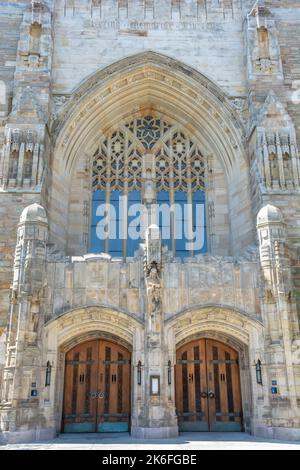 New Haven, Connecticut, Vereinigte Staaten von Amerika – 28. April 2017. façade der Sterling Memorial Library der Yale University in der 120 High Street in New Ha Stockfoto