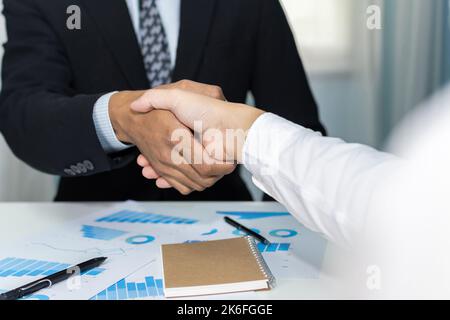 Partner. Gruppe von Geschäftsleuten Händedruck nach Abschluss des Geschäftstreffens im Besprechungsraum im Büro, Gratulation, Investor, Erfolg, Partner Stockfoto