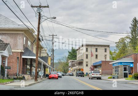 Narrowsburg, New York, Vereinigte Staaten von Amerika – 29. April 2017. Blick auf die Hauptstraße in Narrowsburg, NY, in Richtung des historischen Hotels Arlington Stockfoto