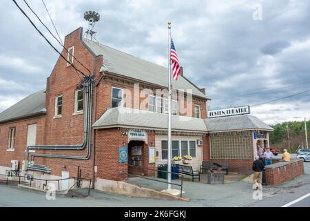 Narrowsburg, New York, Vereinigte Staaten von Amerika – 29. April 2017. Gebäude des Tusten Theaters und des Tusten Rathauses an der 210 Bridge Street in Narrowsburg, Stockfoto