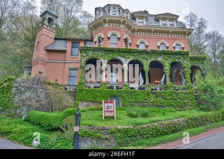 Jim Thorpe, Pennsylvania, Vereinigte Staaten von Amerika – 1. Mai 2017. Das Harry Packer Mansion in Jim Thorpe, PA. Das Herrenhaus wurde vom Architekten Ad entworfen Stockfoto