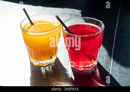 Durst löschen und erfrischende Getränke. Kalte Kompotte in Glas. Sommerliche Fruchtgetränke. Limonade. Morse. Kompott. Stockfoto
