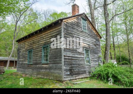 Hardwick, New Jersey, Vereinigte Staaten von Amerika – 1. Mai 2017. Spangenberg Hütte im Millbrook Dorf in Delaware Water Gap, NJ Die Blockhütte nebenan Stockfoto