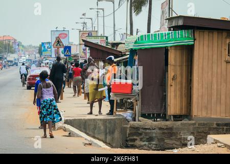 Accra, Ghana - 06. April 2022: Einheimische afrikanische Ghanaer gehen zu den täglichen Aktivitäten auf den Straßen von Accra Stockfoto