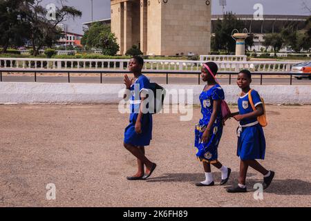 Accra, Ghana - 06. April 2022: Einheimische afrikanische Ghanaer gehen zu den täglichen Aktivitäten auf den Straßen von Accra Stockfoto