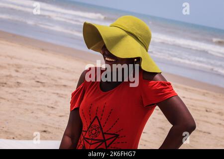 Accra, Ghana - 06. April 2022: Einheimische Afrikaner haben Spaß an der sandigen Küste des Ghana Ocean Stockfoto