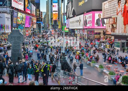 New York City, Vereinigte Staaten von Amerika – 3. Mai 2017. Times Square in New York City. Blick von der TKTS Booth Steps, mit Francis P. Duffy Monument, Peop Stockfoto