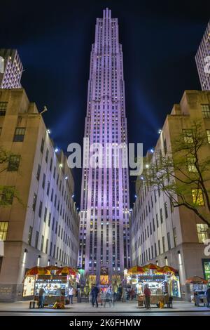 New York City, Vereinigte Staaten von Amerika – 3. Mai 2017. 30 Rockefeller Plaza (offiziell das Comcast Building) Gebäude in New York City, nachts als s Stockfoto