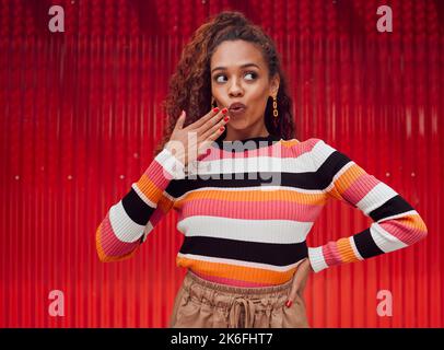 Schockiert, schwarze Frau und Wow Geheimnis Porträt mit roten Studio Wand Hintergrund und modischen Stil. Trendige Mode und afroamerikanische Make-up-Mädchen Stockfoto