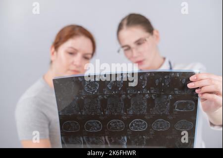 Ärztin erklärt der Patientin die mrt der inneren Organe. Stockfoto