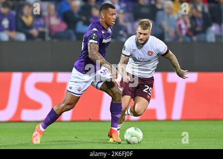 Stadion Artemio Franchi, Florenz, Italien, 13. Oktober 2022, Igor Julio dos Santos de Paulo 'Igor' (ACF Fiorentina) und Stephen Humphrys (Herz von Midl Stockfoto