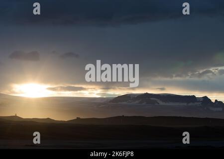 Isländischer Sonnenuntergang am jokulsarlon, Blick auf den Gletscher an einem Sommerabend Stockfoto
