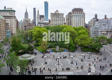 New York City, Vereinigte Staaten von Amerika – 4. Mai 2017. Blick über den Union Square in New York City. Blick nach Norden, mit Menschen, Gebäuden und Gemüse Stockfoto