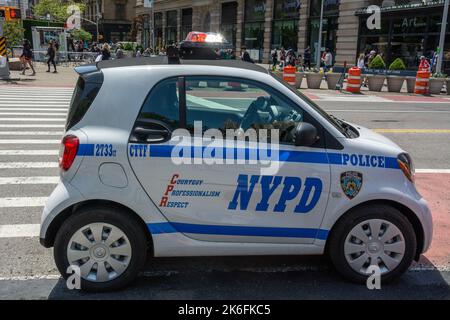 New York City, Vereinigte Staaten von Amerika – 6. Mai 2017. NYPD Smart Auto in New York City. Die Mini-Patrollers der Automarke Daimler AG. Sehen Sie mit Stockfoto