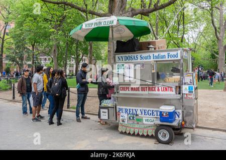 New York City, Vereinigte Staaten von Amerika – 6. Mai 2017. Food Cart, der von Herrn Thiru Kumar betrieben wird und südindische Dosen serviert, im Washington Square Park Stockfoto