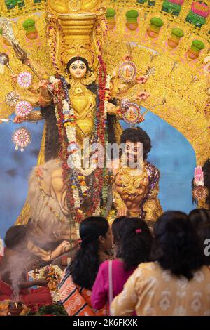Kalkutta, West Bnegal, Indien - 3. 2022. Oktober: Menschen versammelten sich, um das Idol von Durga bei Pandalen zu sehen Stockfoto
