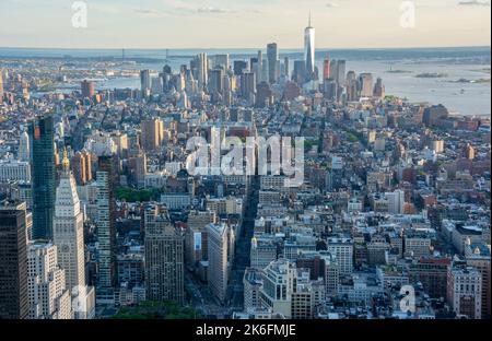 New York City, Vereinigte Staaten von Amerika – 8. Mai 2017. Luftaufnahme über Manhattan, in Richtung Lower Manhattan und Financial District, vom Empire Stockfoto