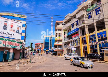 Kumasi, Ghana - 07. April 2022: Traditionelle Ansicht des Stadtzentrums von African Kumasi Stockfoto