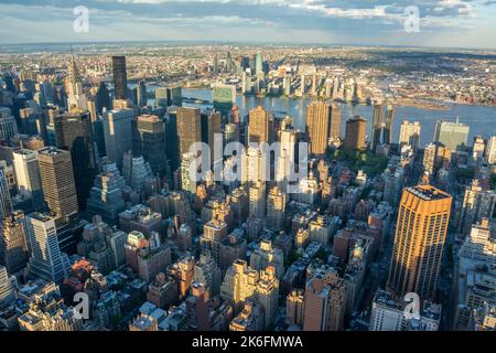 New York City, Vereinigte Staaten von Amerika – 8. Mai 2017. Luftaufnahme über Midtown, Kips Bay, Murray Hill, Tudor und Medical City Viertel von Manhat Stockfoto