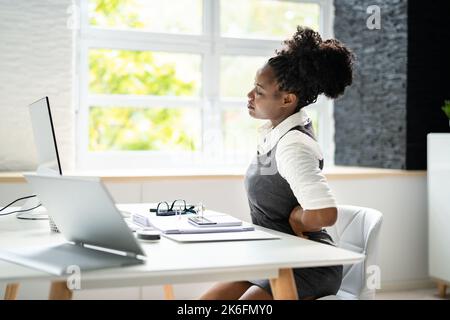 Rückenschmerzen Schlechte Haltung Frau Im Büro Sitzen Stockfoto