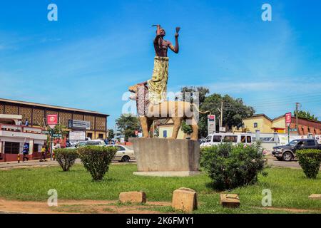 Kumasi, Ghana - 07. April 2022: Traditionelle Ansicht des Stadtzentrums von African Kumasi Stockfoto